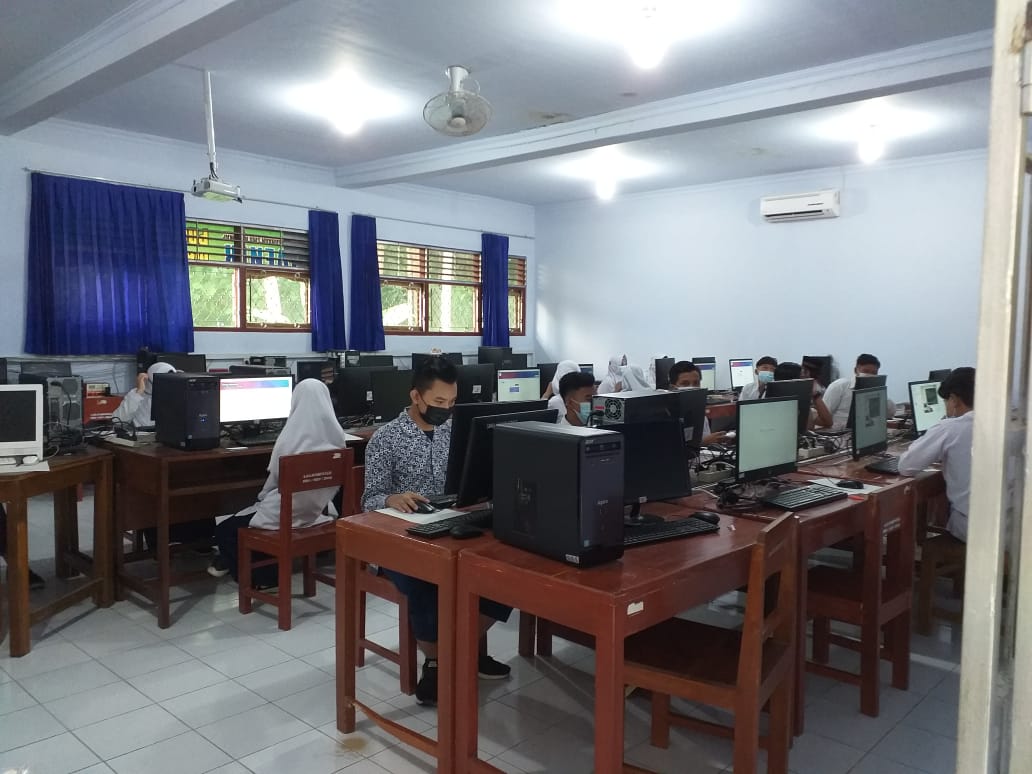 Tim Gugus Tugas Covid-19 Hargorejo Dampingi Ujian SMAN 1 Kokap